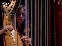 Photo d'une harpiste au Concert de l'Orchestre Melun Val de Seine au Mas le 18 décembre 2022 - Agrandir l'image (fenêtre modale)