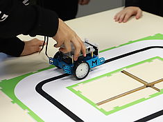 Atelier Robotique au collège Elsa Triolet à Le Mée-sur-Seine, dans le cadre de la Cité éducative Melun Val de Seine et en lien avec le Bus de la Réussite Éducative. - Agrandir l'image (fenêtre modale)
