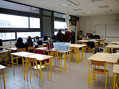 Atelier Robotique au collège Elsa Triolet à Le Mée-sur-Seine, dans le cadre de la Cité éducative Melun Val de Seine et en lien avec le Bus de la Réussite Éducative. - Agrandir l'image (fenêtre modale)