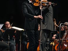 Guillaume Barli pendant le Concert de l'Orchestre Melun Val de Seine au Mas le 18 décembre 2022 - Agrandir l'image (fenêtre modale)