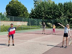 Enfants jouant au tennis - Agrandir l'image (fenêtre modale)